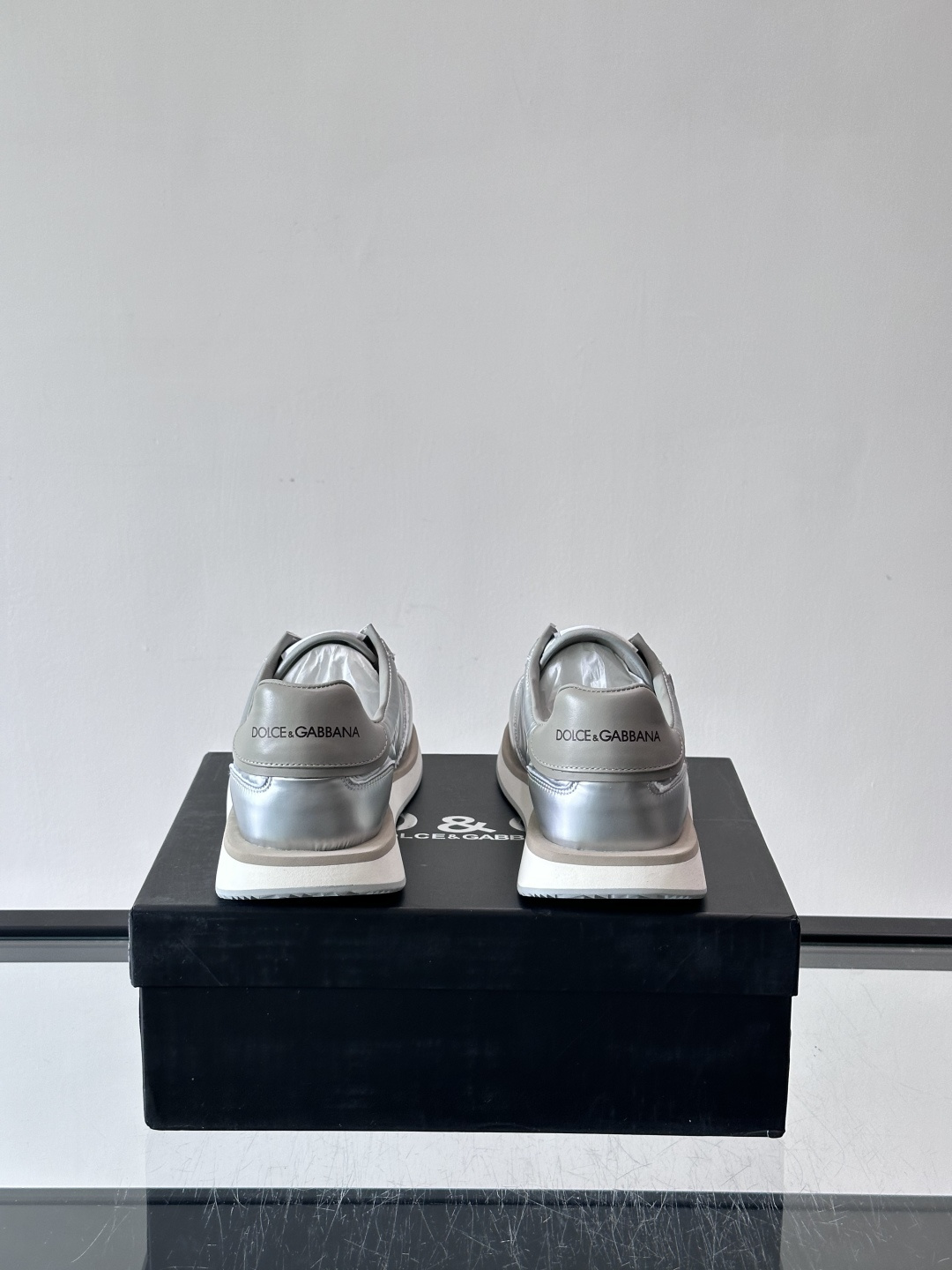 D&G嘉班纳男士德训鞋，经典德训鞋型，配色超百搭！鞋面拼接进口牛皮➕布面➕牛仔面料，质感细腻又透气，内衬