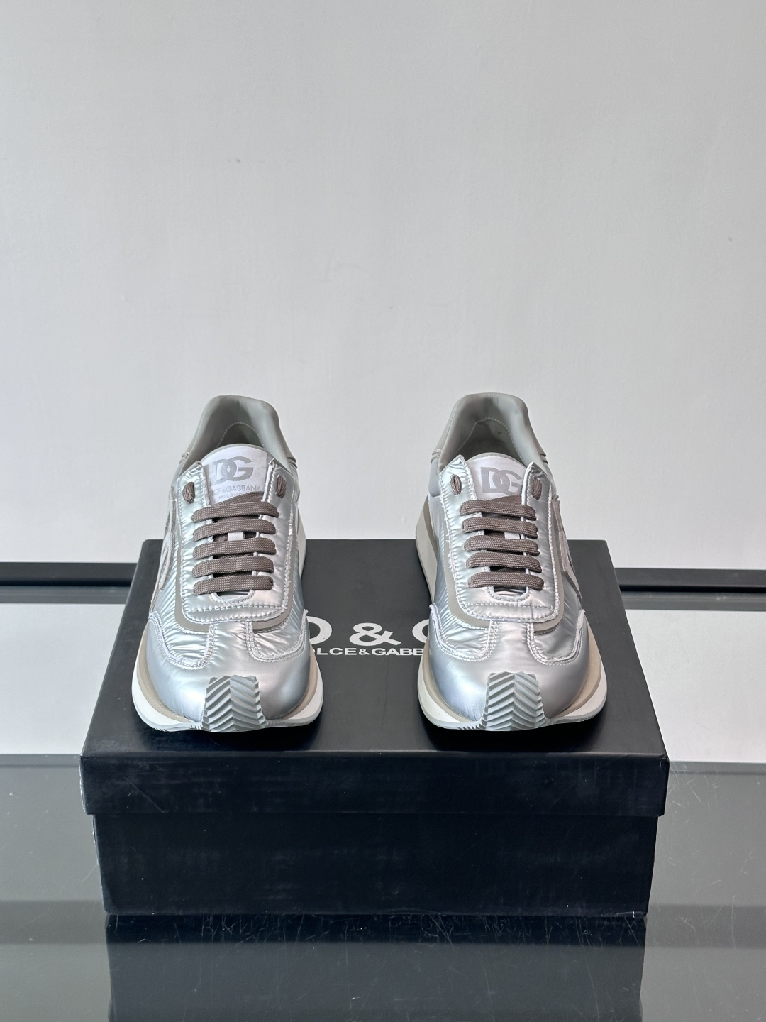 D&G嘉班纳男士德训鞋，经典德训鞋型，配色超百搭！鞋面拼接进口牛皮➕布面➕牛仔面料，质感细腻又透气，内衬