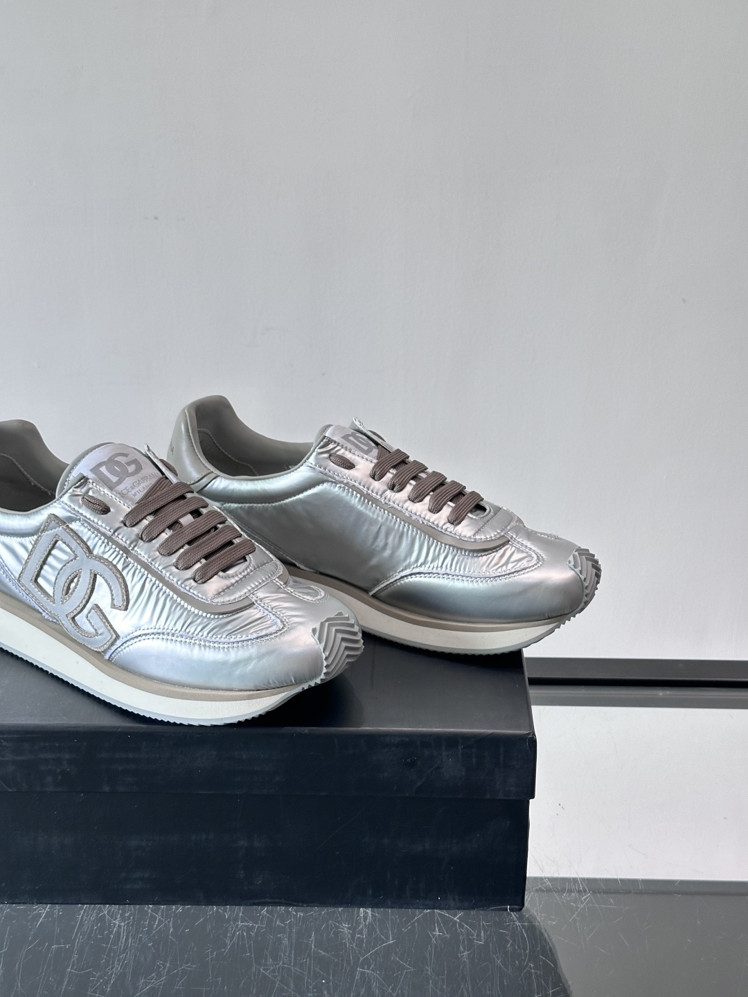 D&G嘉班纳男士德训鞋，经典德训鞋型，配色超百搭！鞋面拼接进口牛皮➕布面➕牛仔面料，质感细腻又透气，内衬