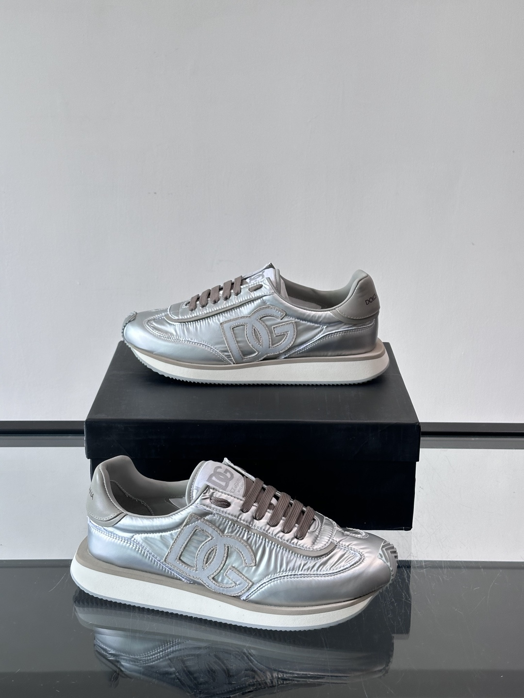 D&G嘉班纳男士德训鞋，经典德训鞋型，配色超百搭！鞋面拼接进口牛皮➕布面➕牛仔面料，质感细腻又透气，内衬