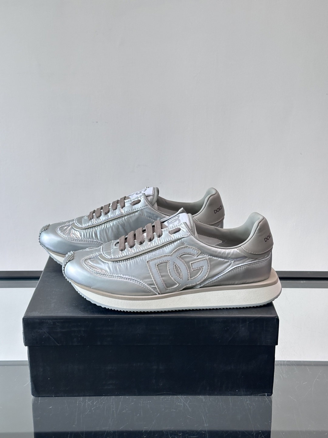 D&G嘉班纳男士德训鞋，经典德训鞋型，配色超百搭！鞋面拼接进口牛皮➕布面➕牛仔面料，质感细腻又透气，内衬