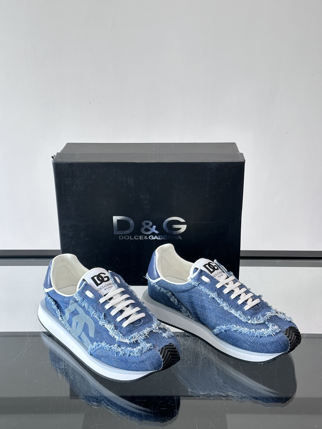D&G嘉班纳男士德训鞋，经典德训鞋型，配色超百搭！鞋面拼接进口牛皮➕布面➕牛仔面料，质感细腻又透气，内衬
