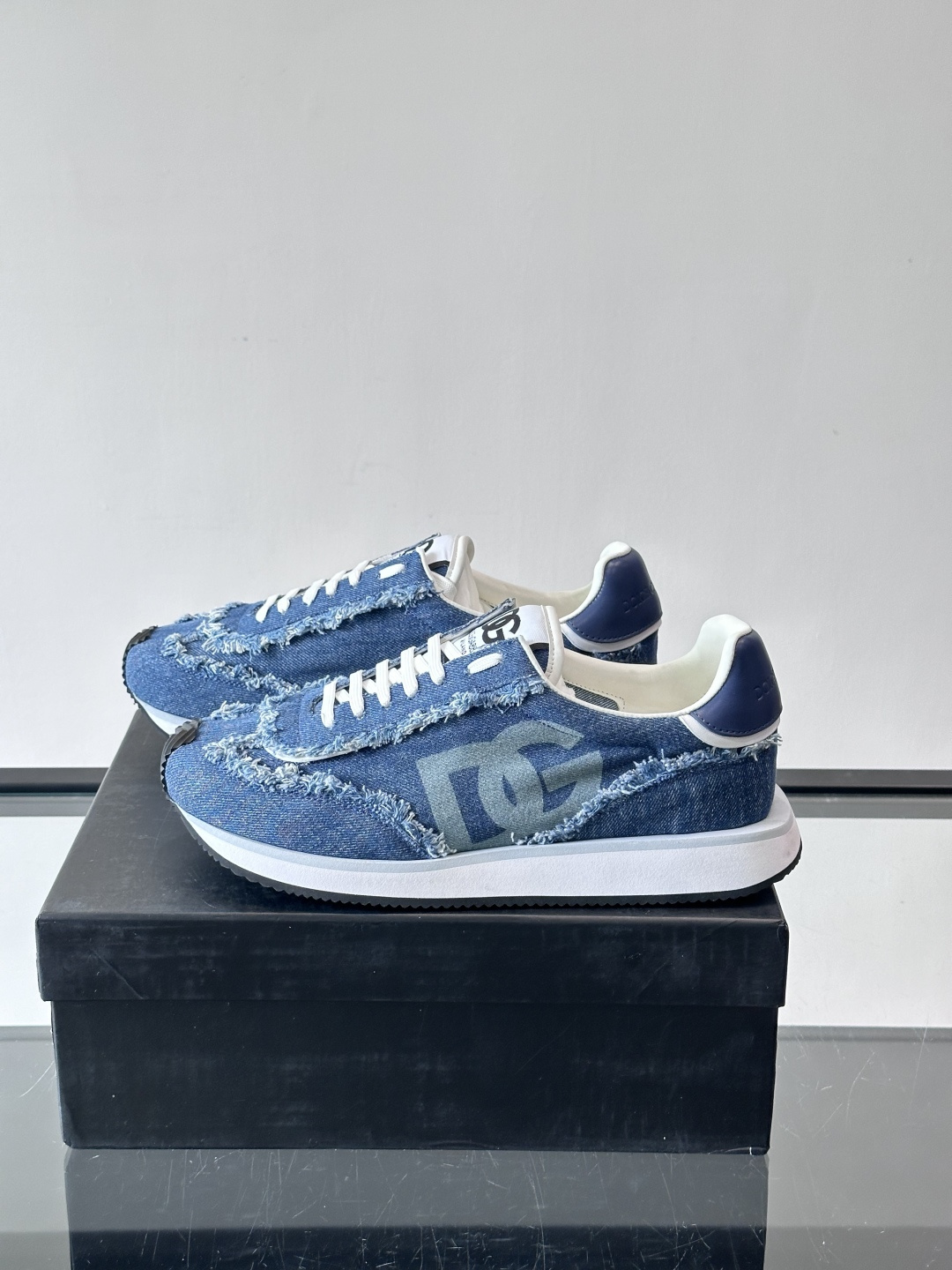 D&G嘉班纳男士德训鞋，经典德训鞋型，配色超百搭！鞋面拼接进口牛皮➕布面➕牛仔面料，质感细腻又透气，内衬