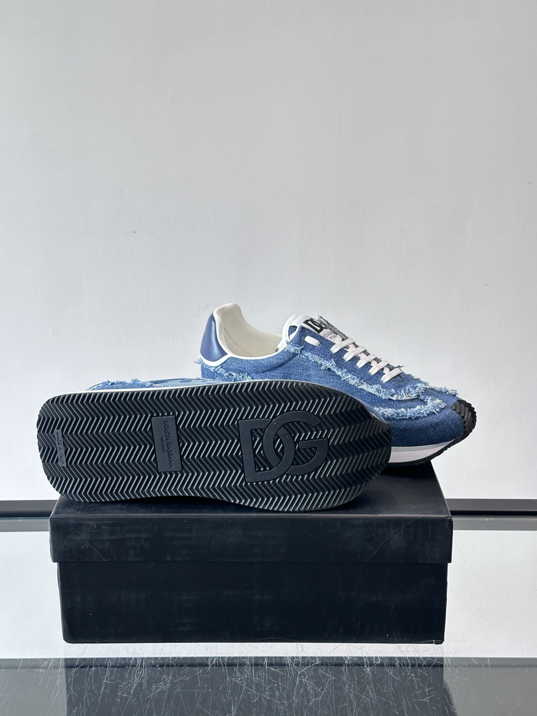 D&G嘉班纳男士德训鞋，经典德训鞋型，配色超百搭！鞋面拼接进口牛皮➕布面➕牛仔面料，质感细腻又透气，内衬