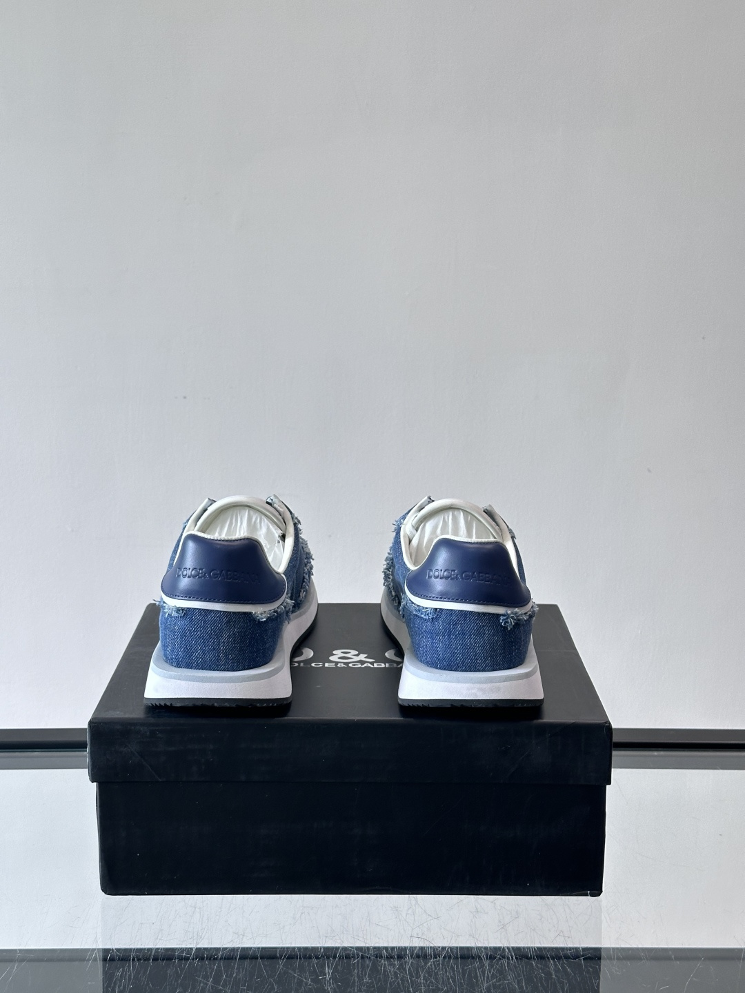 D&G嘉班纳男士德训鞋，经典德训鞋型，配色超百搭！鞋面拼接进口牛皮➕布面➕牛仔面料，质感细腻又透气，内衬