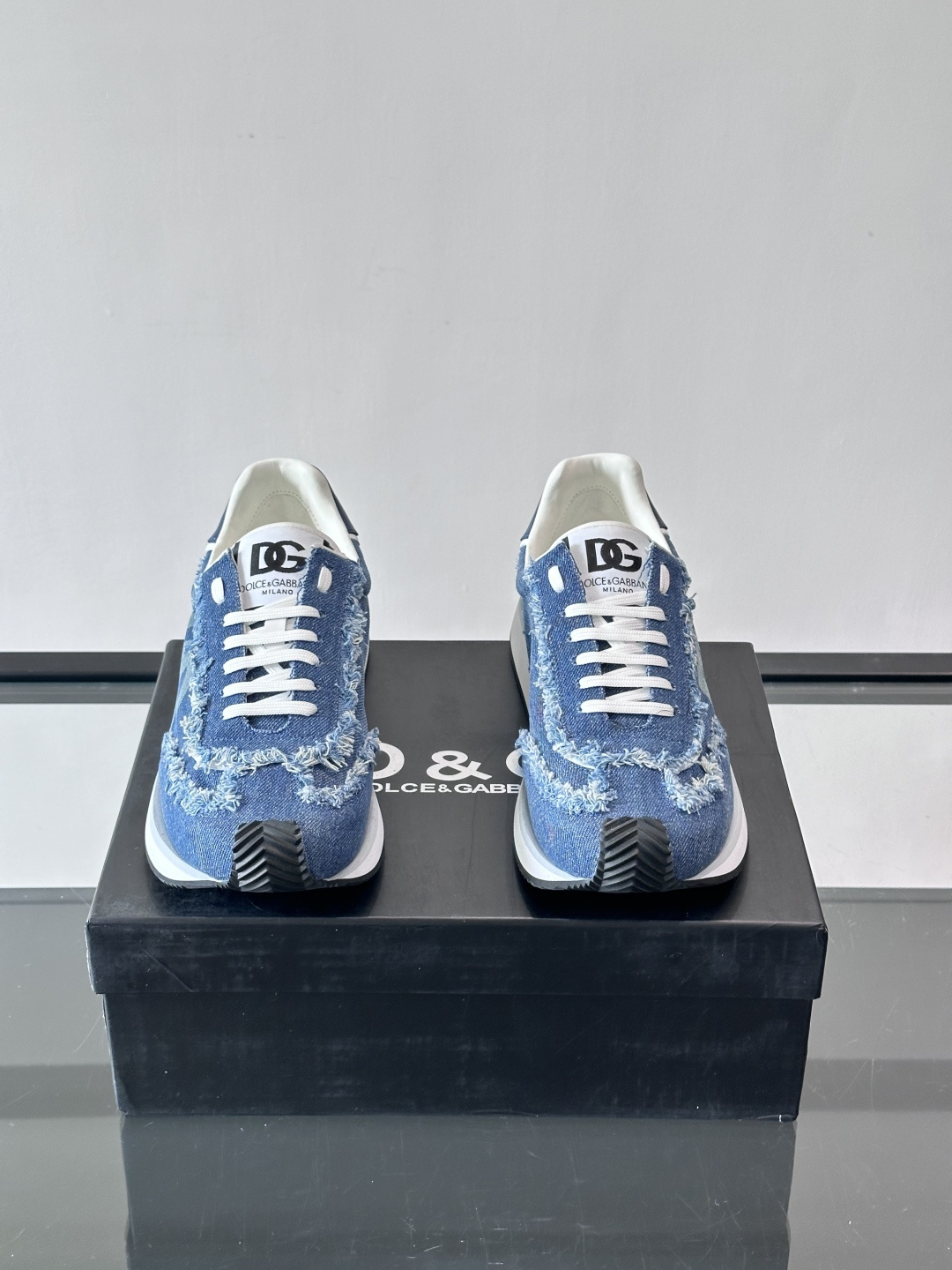 D&G嘉班纳男士德训鞋，经典德训鞋型，配色超百搭！鞋面拼接进口牛皮➕布面➕牛仔面料，质感细腻又透气，内衬