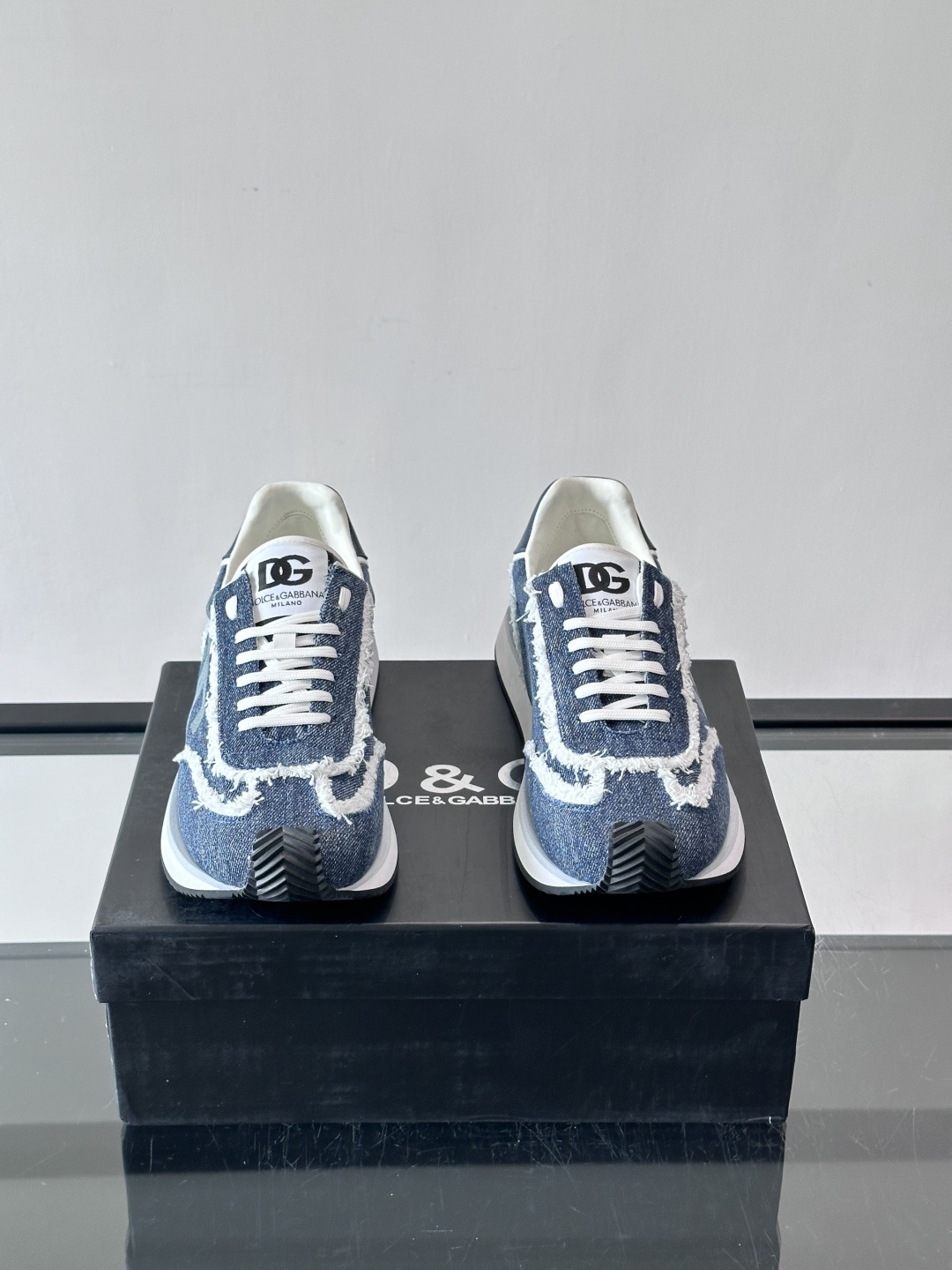 D&G嘉班纳男士德训鞋，经典德训鞋型，配色超百搭！鞋面拼接进口牛皮➕布面➕牛仔面料，质感细腻又透气，内衬