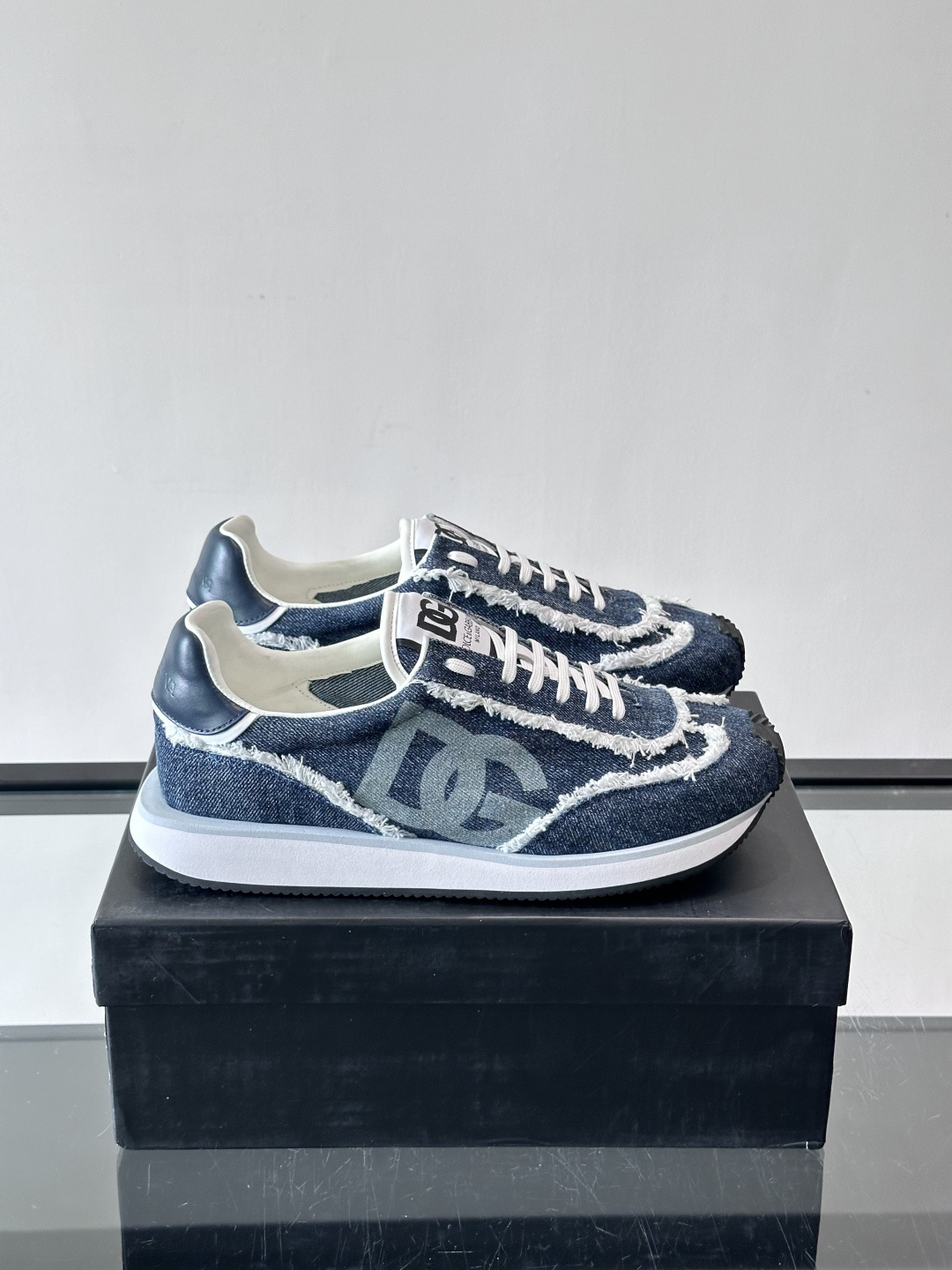 D&G嘉班纳男士德训鞋，经典德训鞋型，配色超百搭！鞋面拼接进口牛皮➕布面➕牛仔面料，质感细腻又透气，内衬