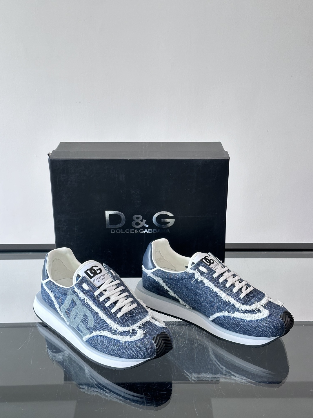 D&G嘉班纳男士德训鞋，经典德训鞋型，配色超百搭！鞋面拼接进口牛皮➕布面➕牛仔面料，质感细腻又透气，内衬