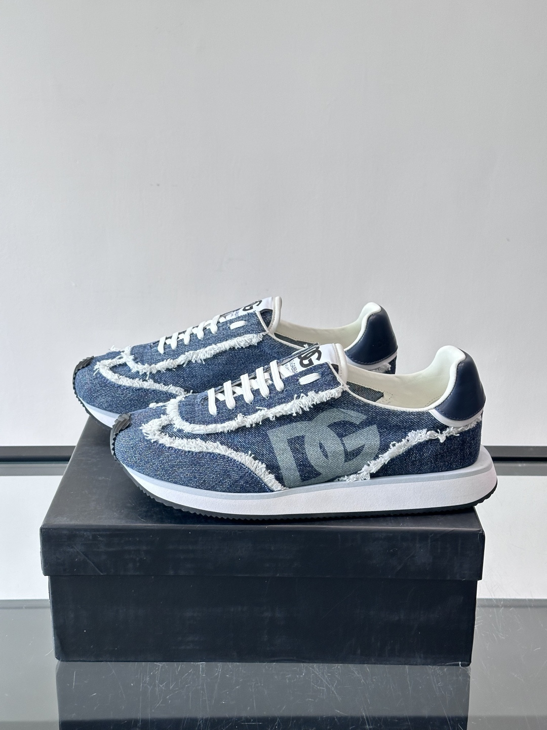 D&G嘉班纳男士德训鞋，经典德训鞋型，配色超百搭！鞋面拼接进口牛皮➕布面➕牛仔面料，质感细腻又透气，内衬