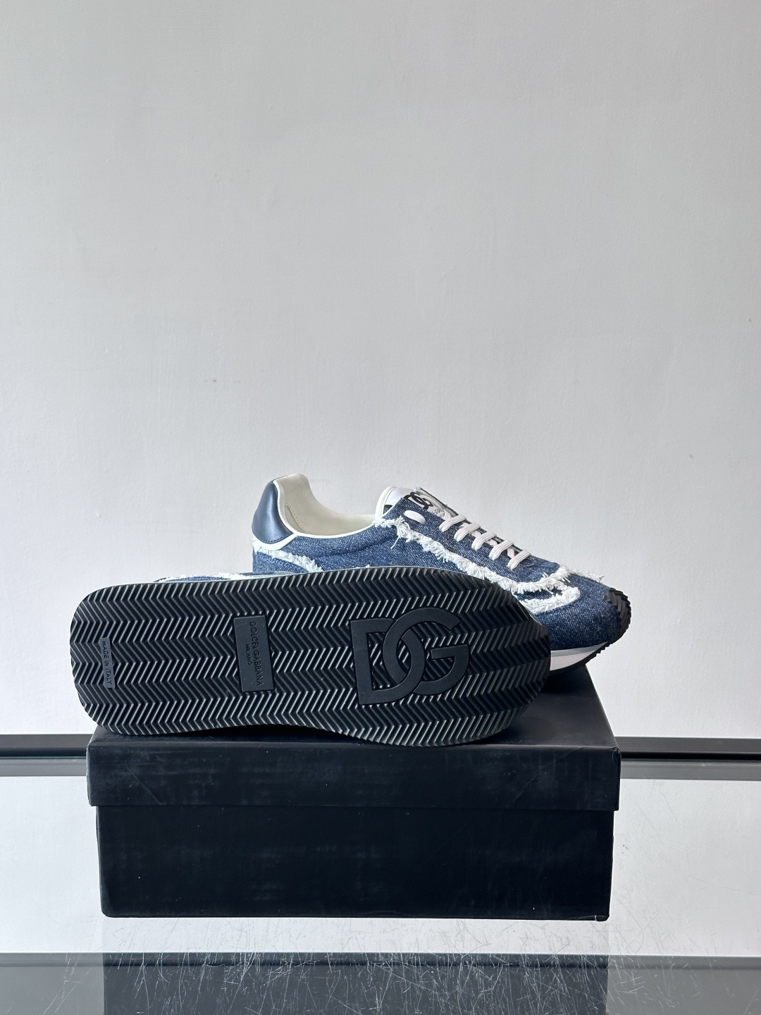 D&G嘉班纳男士德训鞋，经典德训鞋型，配色超百搭！鞋面拼接进口牛皮➕布面➕牛仔面料，质感细腻又透气，内衬