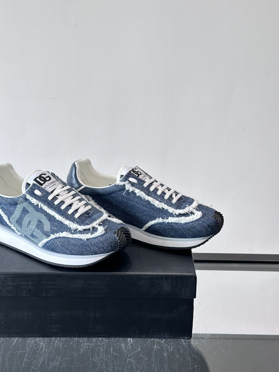 D&G嘉班纳男士德训鞋，经典德训鞋型，配色超百搭！鞋面拼接进口牛皮➕布面➕牛仔面料，质感细腻又透气，内衬