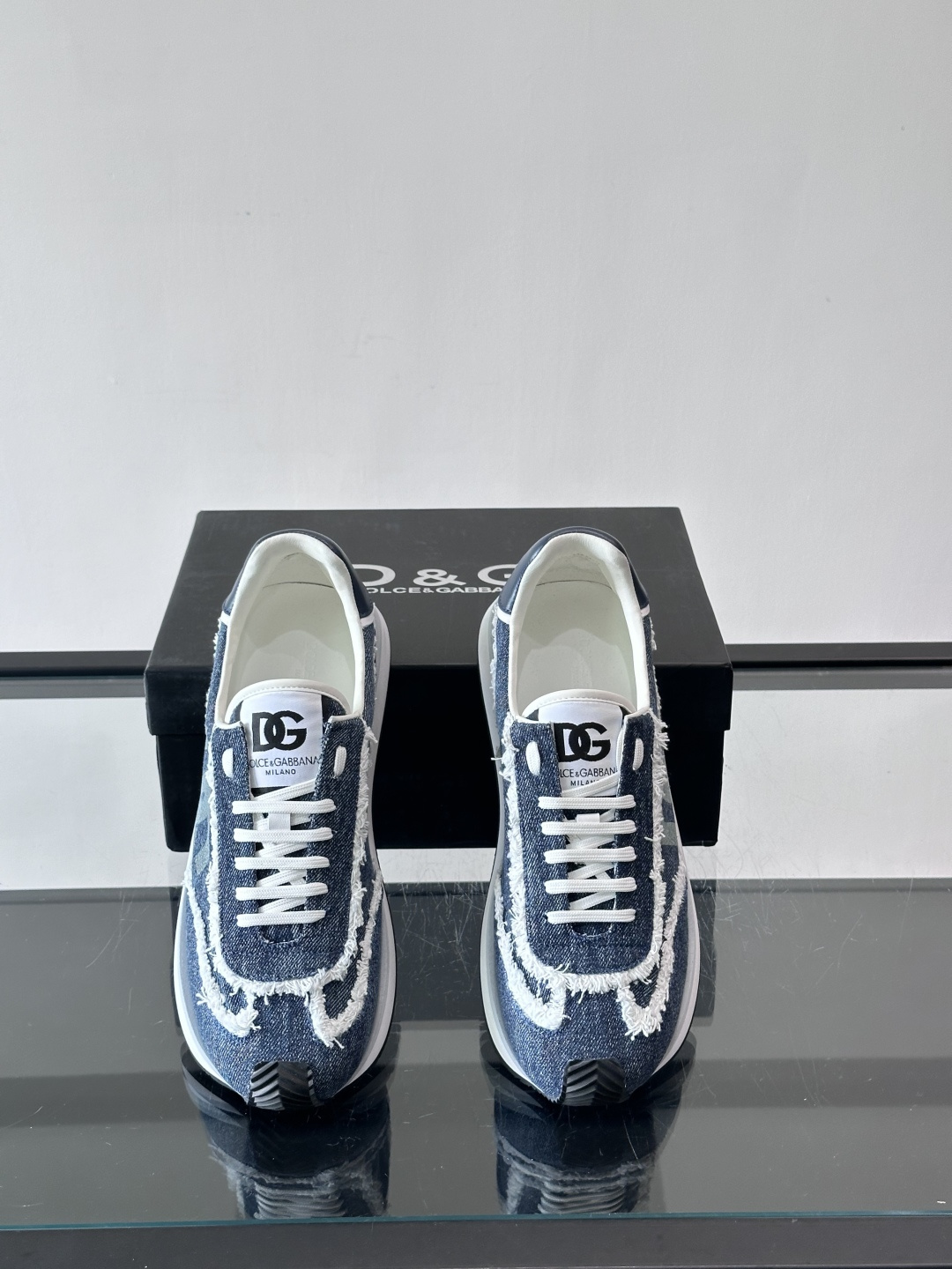 D&G嘉班纳男士德训鞋，经典德训鞋型，配色超百搭！鞋面拼接进口牛皮➕布面➕牛仔面料，质感细腻又透气，内衬