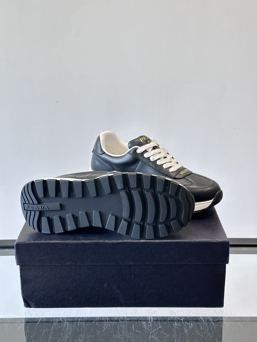 Prada这款运动鞋采用优质牛皮革，鞋面简约流畅，搭配经典三角Logo，低调又有辨识度。厚底设计，穿着舒