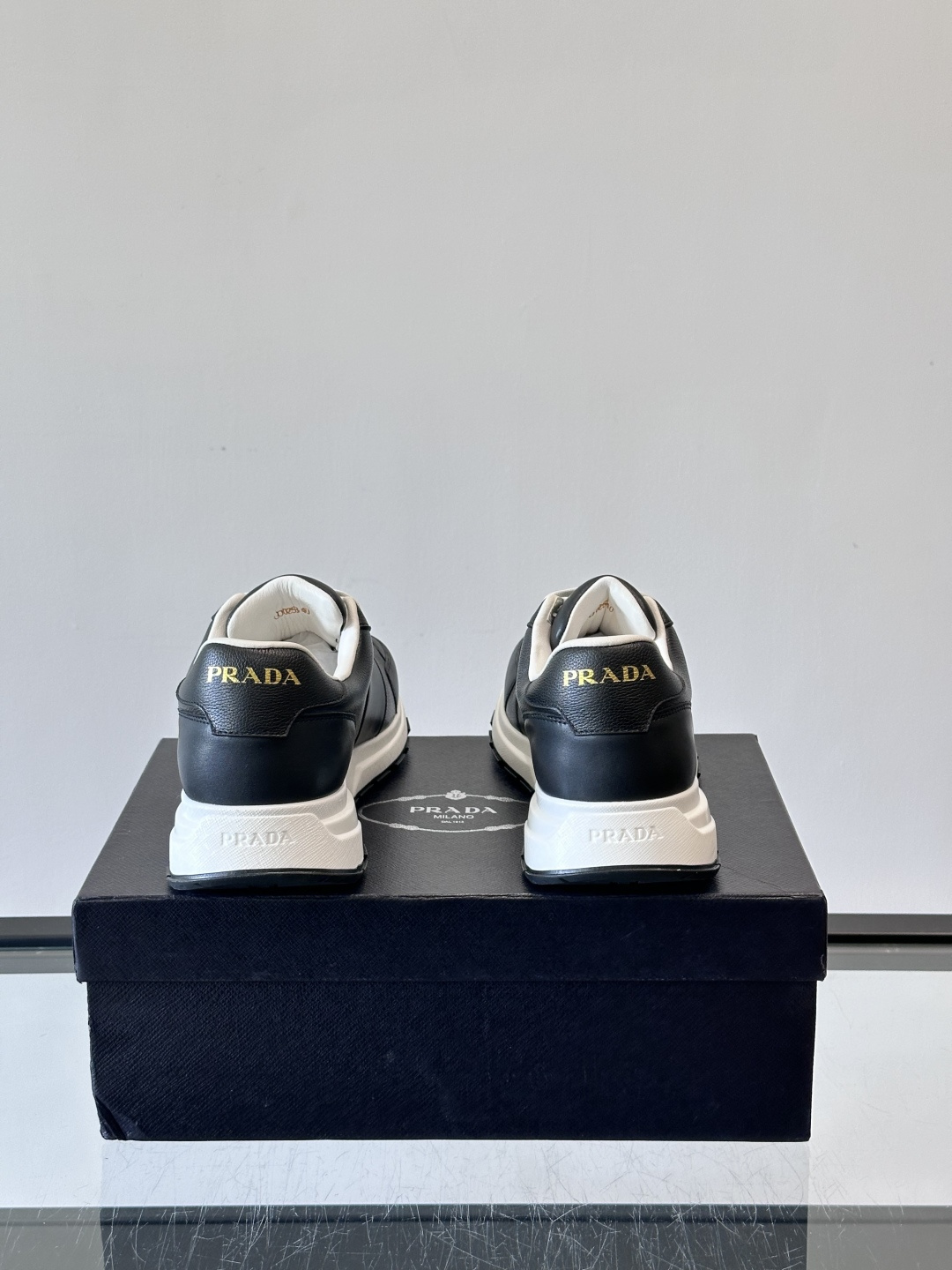 Prada这款运动鞋采用优质牛皮革，鞋面简约流畅，搭配经典三角Logo，低调又有辨识度。厚底设计，穿着舒