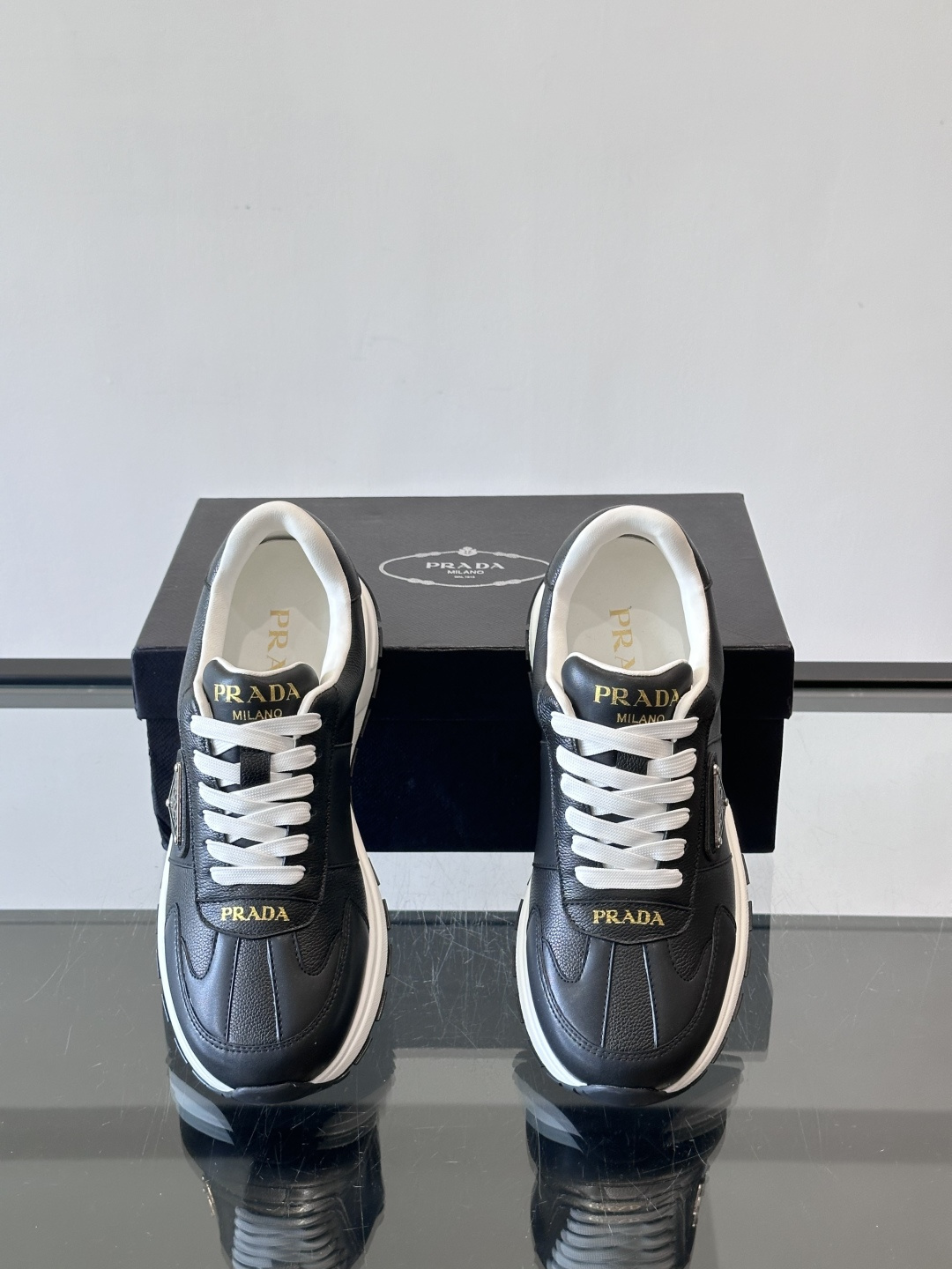 Prada这款运动鞋采用优质牛皮革，鞋面简约流畅，搭配经典三角Logo，低调又有辨识度。厚底设计，穿着舒