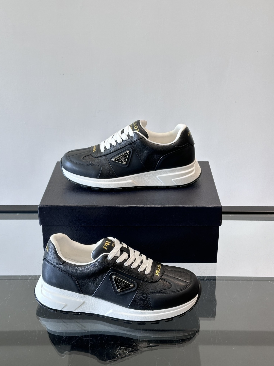 Prada这款运动鞋采用优质牛皮革，鞋面简约流畅，搭配经典三角Logo，低调又有辨识度。厚底设计，穿着舒