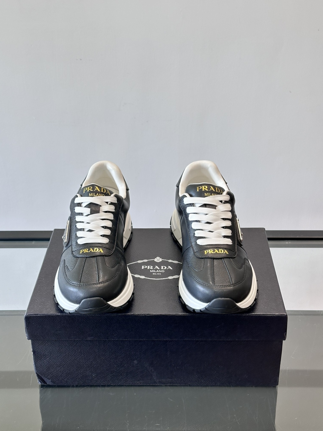 Prada这款运动鞋采用优质牛皮革，鞋面简约流畅，搭配经典三角Logo，低调又有辨识度。厚底设计，穿着舒