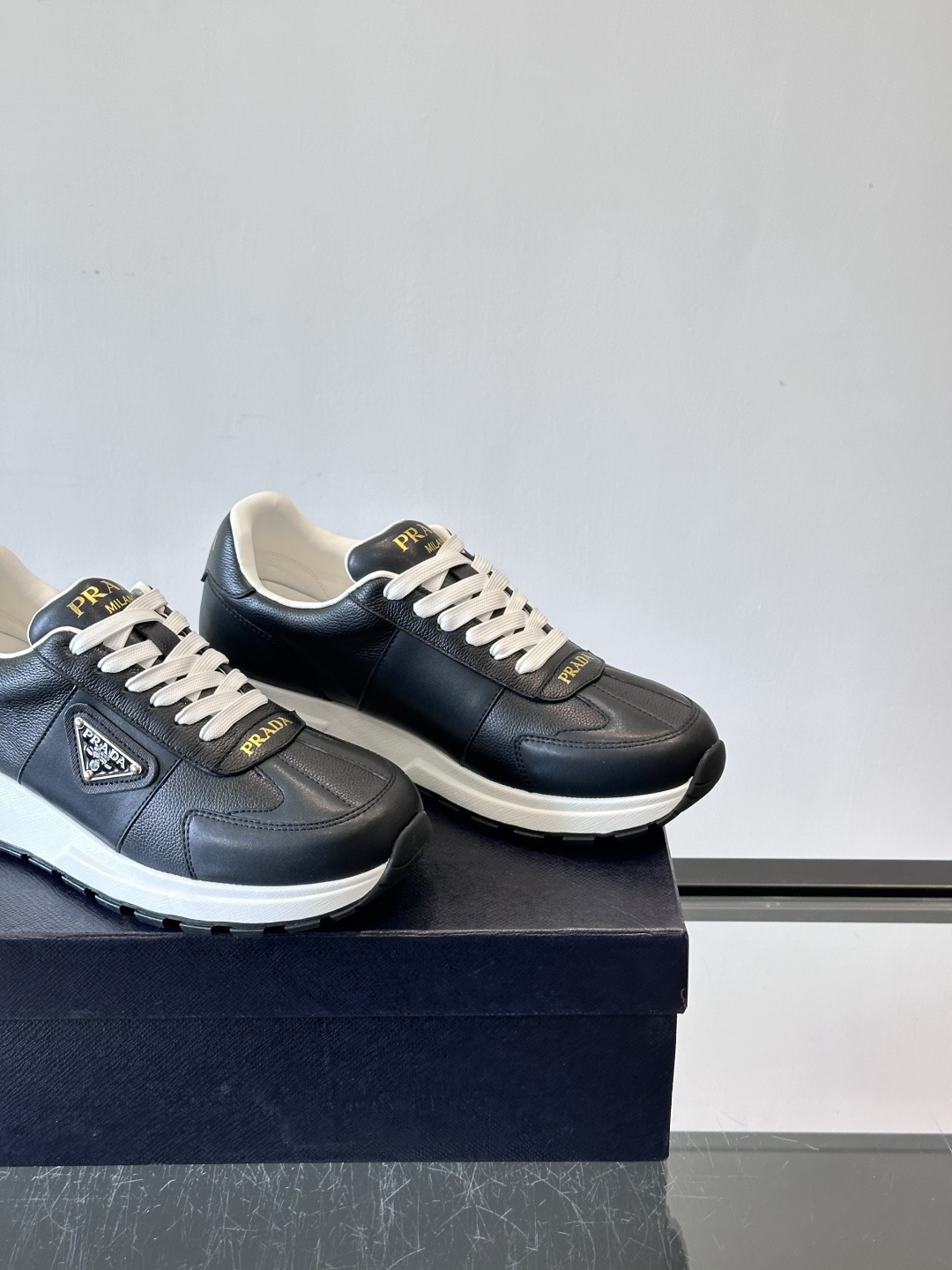 Prada这款运动鞋采用优质牛皮革，鞋面简约流畅，搭配经典三角Logo，低调又有辨识度。厚底设计，穿着舒