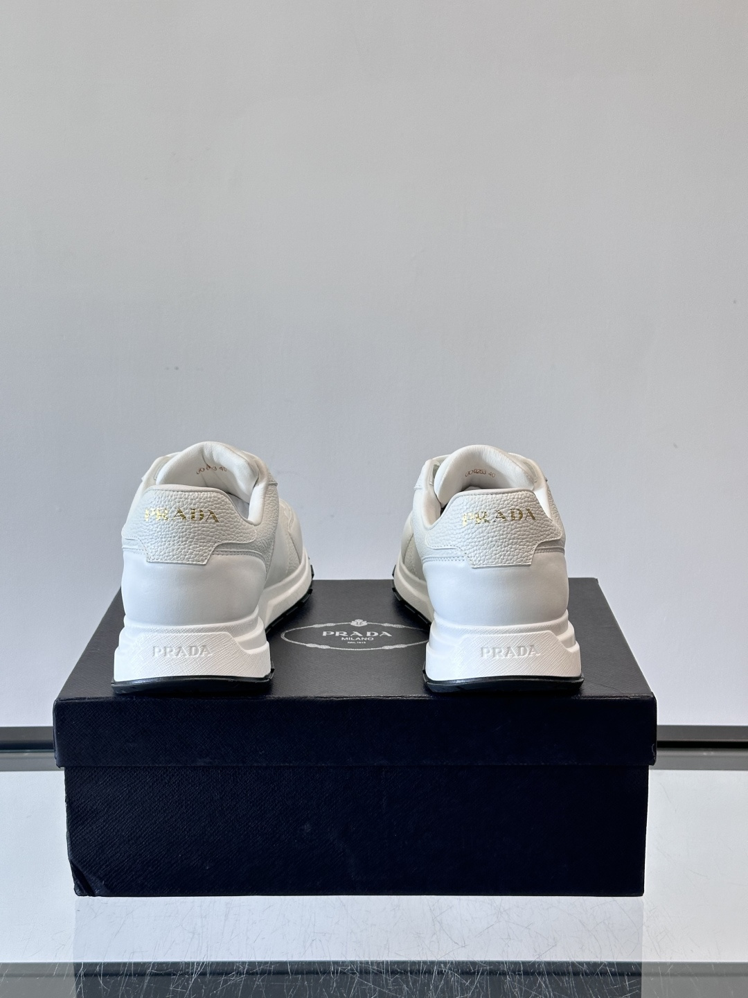 Prada这款运动鞋采用优质牛皮革，鞋面简约流畅，搭配经典三角Logo，低调又有辨识度。厚底设计，穿着舒