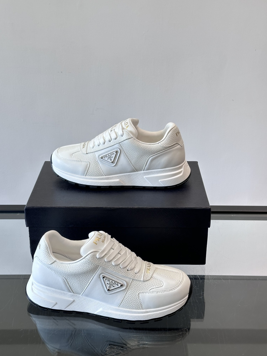 Prada这款运动鞋采用优质牛皮革，鞋面简约流畅，搭配经典三角Logo，低调又有辨识度。厚底设计，穿着舒
