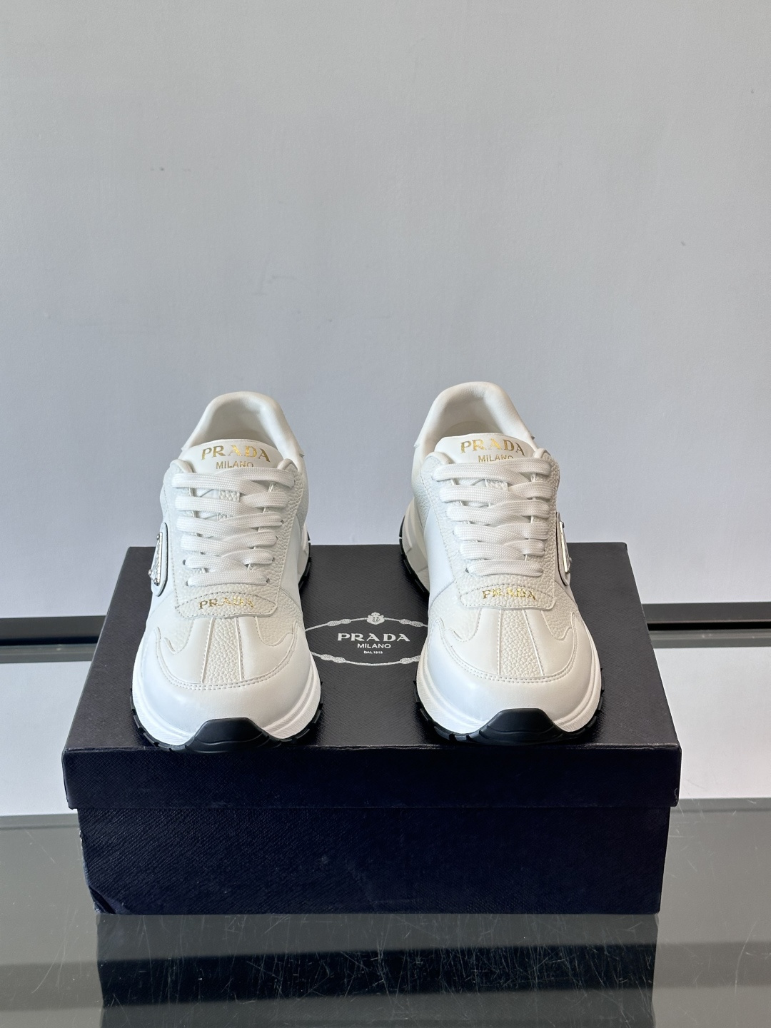 Prada这款运动鞋采用优质牛皮革，鞋面简约流畅，搭配经典三角Logo，低调又有辨识度。厚底设计，穿着舒