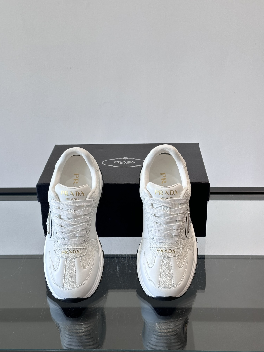 Prada这款运动鞋采用优质牛皮革，鞋面简约流畅，搭配经典三角Logo，低调又有辨识度。厚底设计，穿着舒