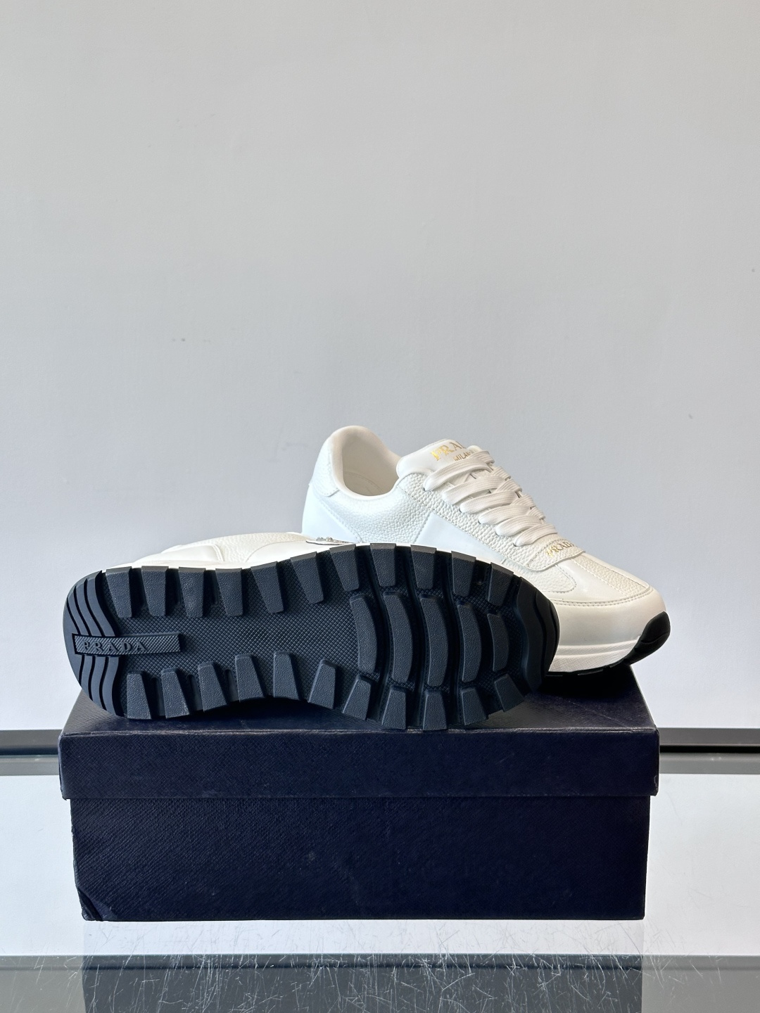 Prada这款运动鞋采用优质牛皮革，鞋面简约流畅，搭配经典三角Logo，低调又有辨识度。厚底设计，穿着舒