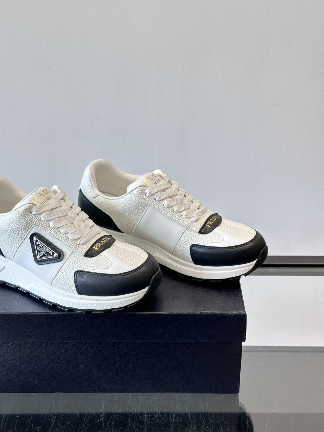 Prada这款运动鞋采用优质牛皮革，鞋面简约流畅，搭配经典三角Logo，低调又有辨识度。厚底设计，穿着舒