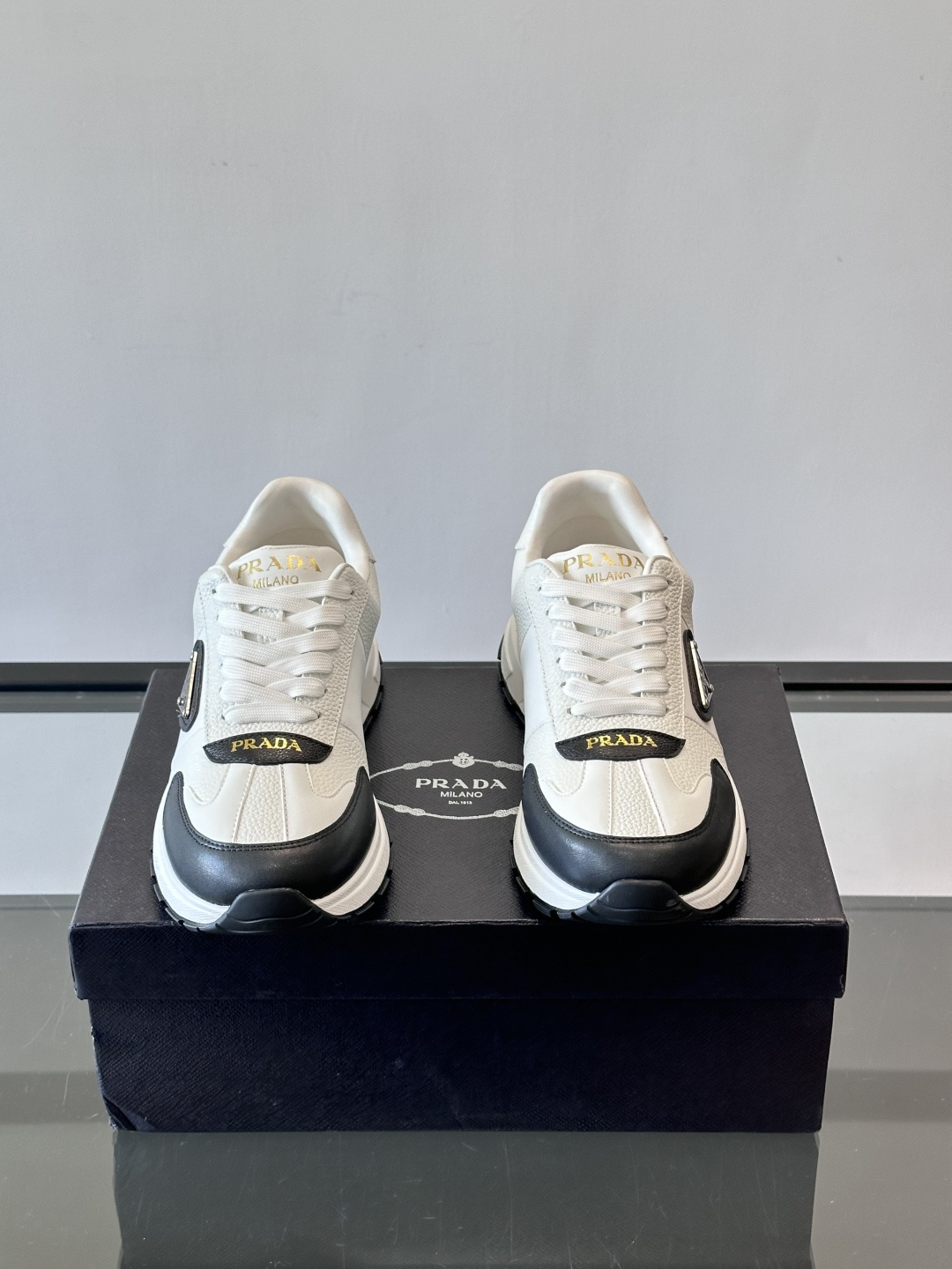 Prada这款运动鞋采用优质牛皮革，鞋面简约流畅，搭配经典三角Logo，低调又有辨识度。厚底设计，穿着舒