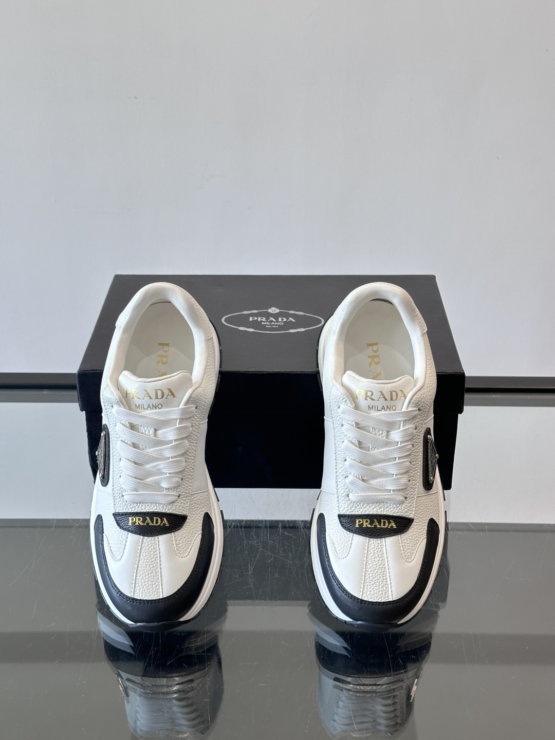 Prada这款运动鞋采用优质牛皮革，鞋面简约流畅，搭配经典三角Logo，低调又有辨识度。厚底设计，穿着舒