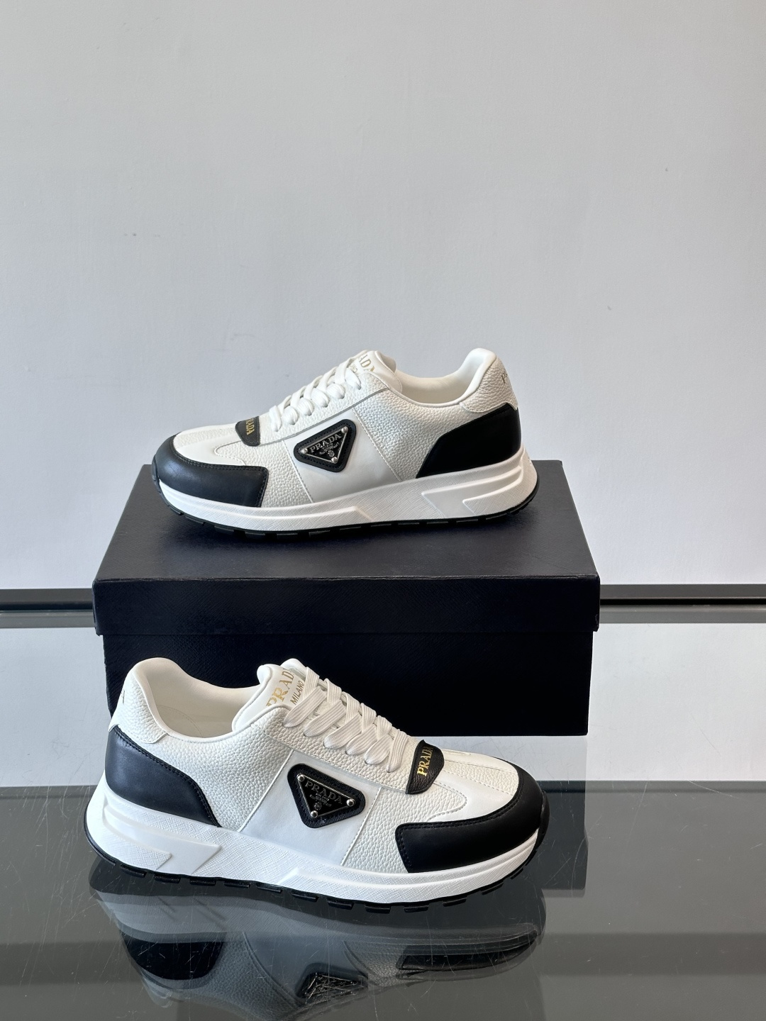 Prada这款运动鞋采用优质牛皮革，鞋面简约流畅，搭配经典三角Logo，低调又有辨识度。厚底设计，穿着舒