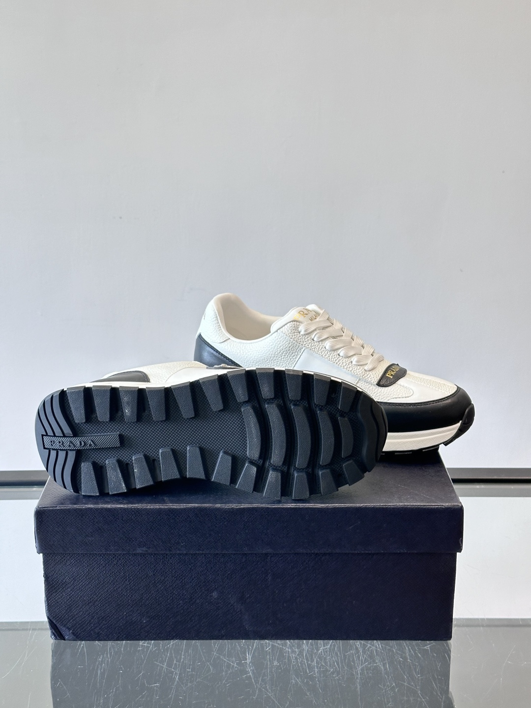 Prada这款运动鞋采用优质牛皮革，鞋面简约流畅，搭配经典三角Logo，低调又有辨识度。厚底设计，穿着舒