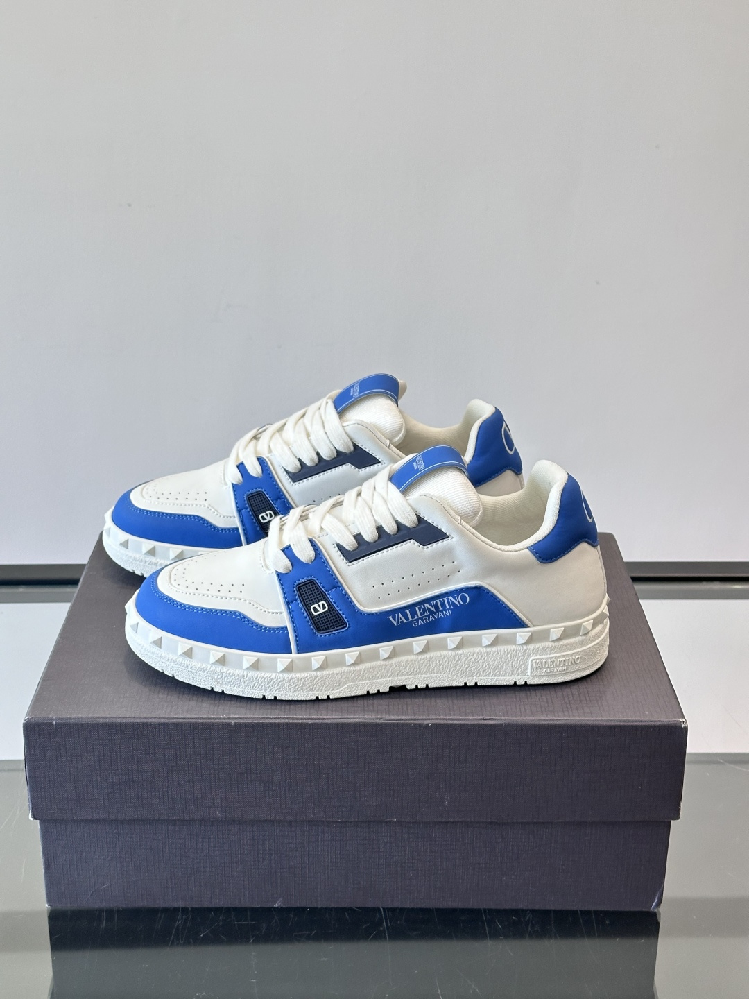 Valentin* 华伦男士低帮小牛皮运动鞋- 小牛皮材质打造-经典铆钉装饰鞋面- 橡胶鞋底，装饰浅浮雕