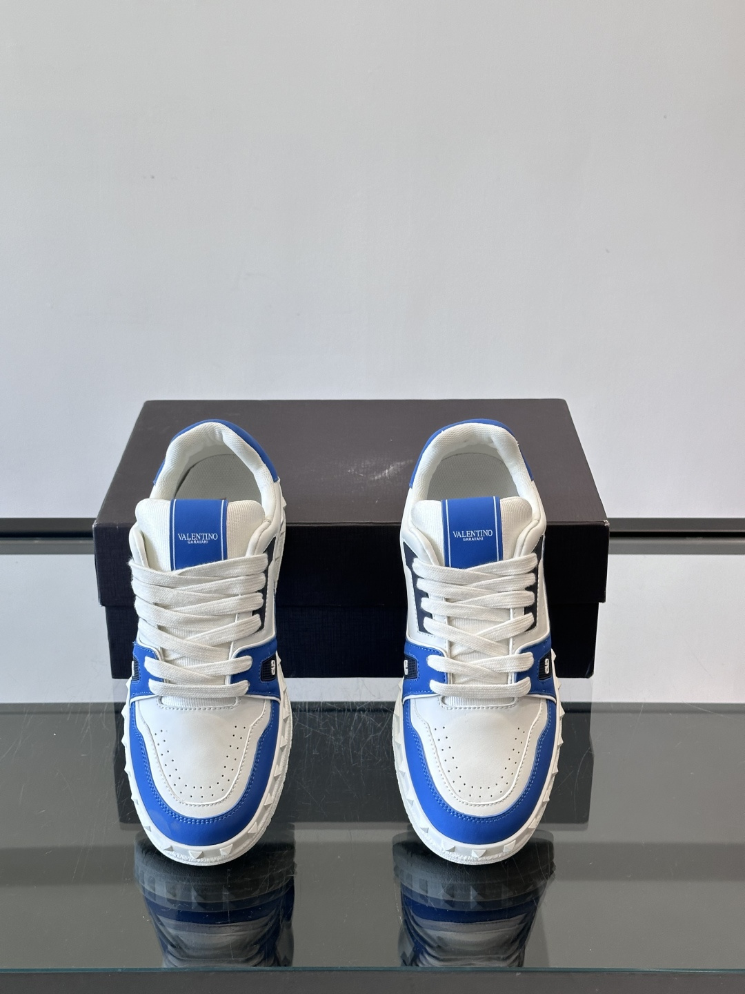 Valentin* 华伦男士低帮小牛皮运动鞋- 小牛皮材质打造-经典铆钉装饰鞋面- 橡胶鞋底，装饰浅浮雕