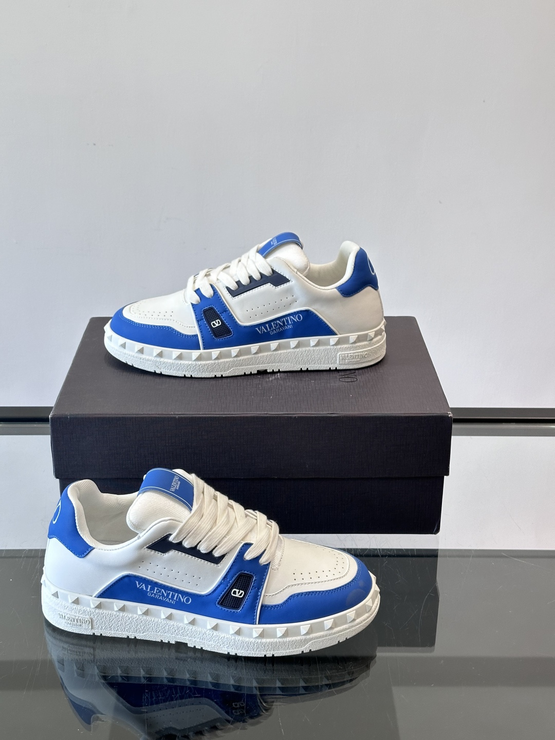 Valentin* 华伦男士低帮小牛皮运动鞋- 小牛皮材质打造-经典铆钉装饰鞋面- 橡胶鞋底，装饰浅浮雕