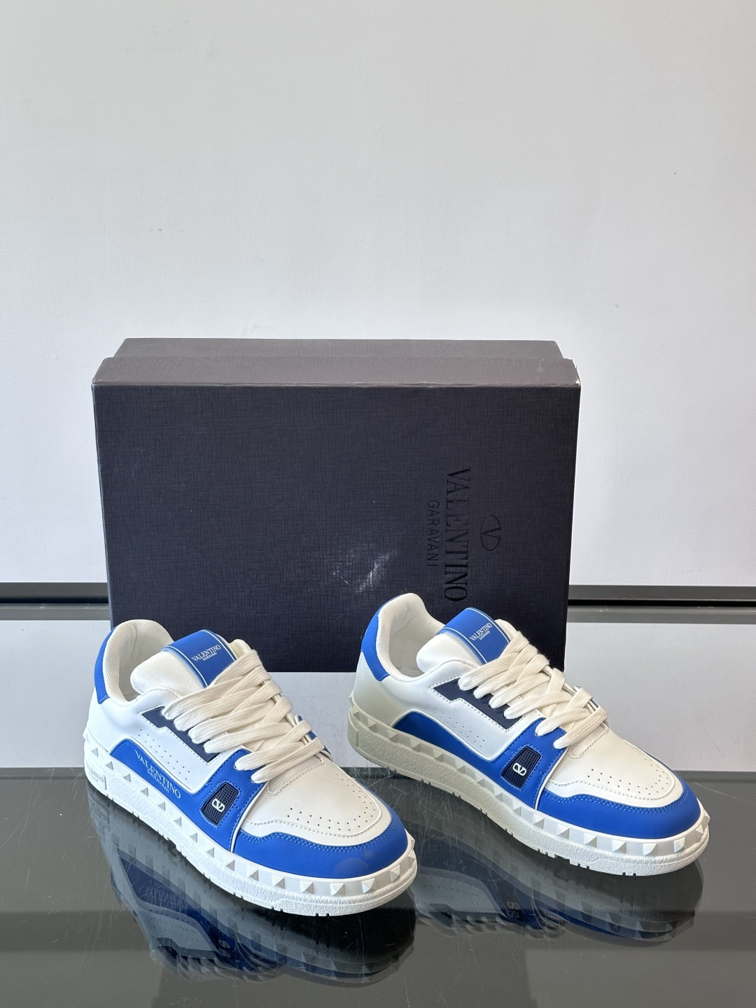 Valentin* 华伦男士低帮小牛皮运动鞋- 小牛皮材质打造-经典铆钉装饰鞋面- 橡胶鞋底，装饰浅浮雕