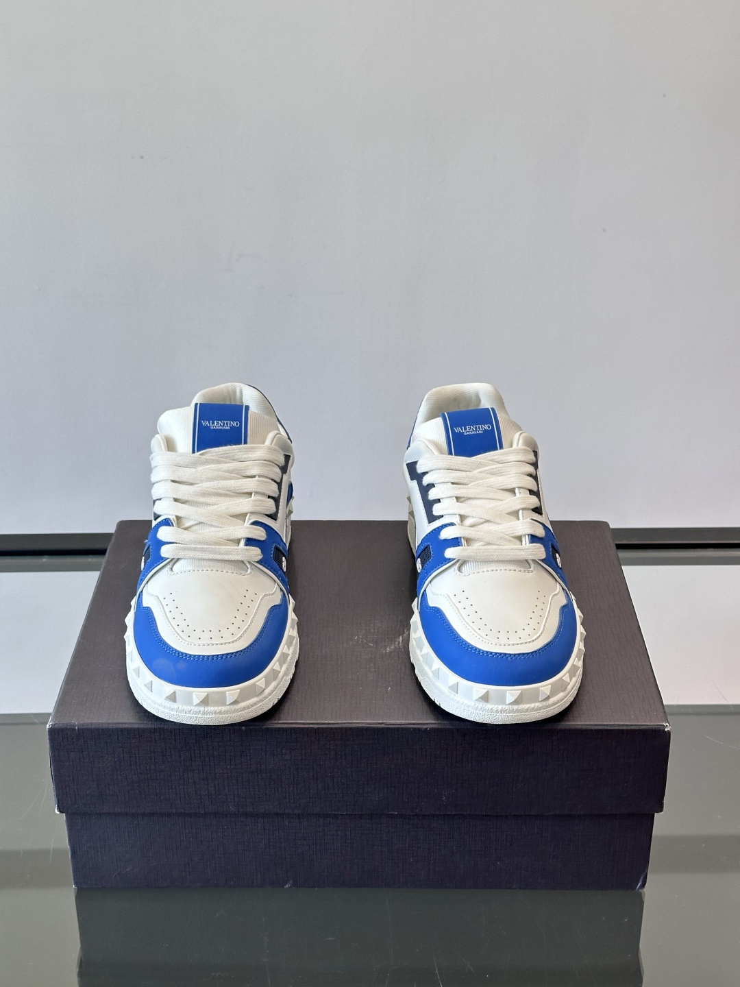 Valentin* 华伦男士低帮小牛皮运动鞋- 小牛皮材质打造-经典铆钉装饰鞋面- 橡胶鞋底，装饰浅浮雕