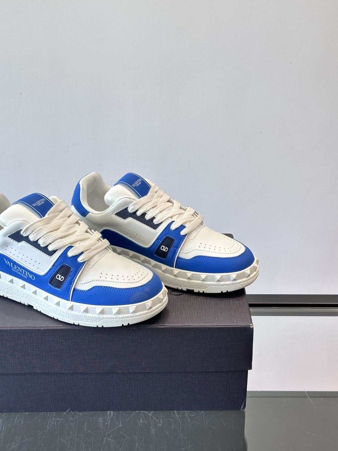 Valentin* 华伦男士低帮小牛皮运动鞋- 小牛皮材质打造-经典铆钉装饰鞋面- 橡胶鞋底，装饰浅浮雕