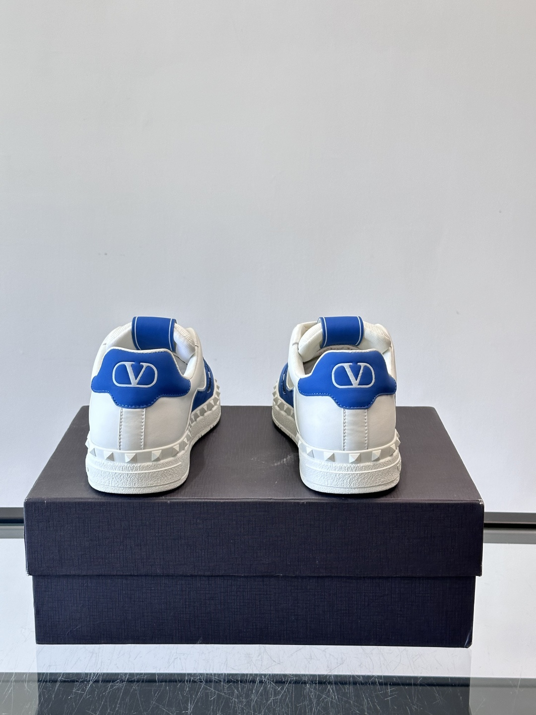 Valentin* 华伦男士低帮小牛皮运动鞋- 小牛皮材质打造-经典铆钉装饰鞋面- 橡胶鞋底，装饰浅浮雕