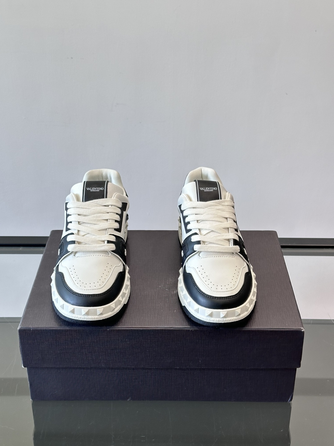 Valentin* 华伦男士低帮小牛皮运动鞋- 小牛皮材质打造-经典铆钉装饰鞋面- 橡胶鞋底，装饰浅浮雕