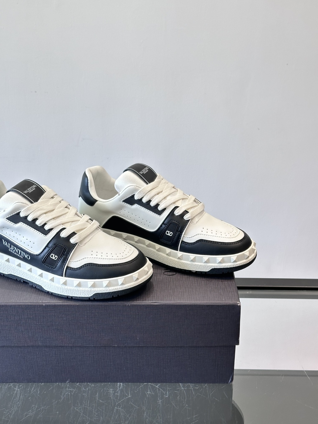 Valentin* 华伦男士低帮小牛皮运动鞋- 小牛皮材质打造-经典铆钉装饰鞋面- 橡胶鞋底，装饰浅浮雕