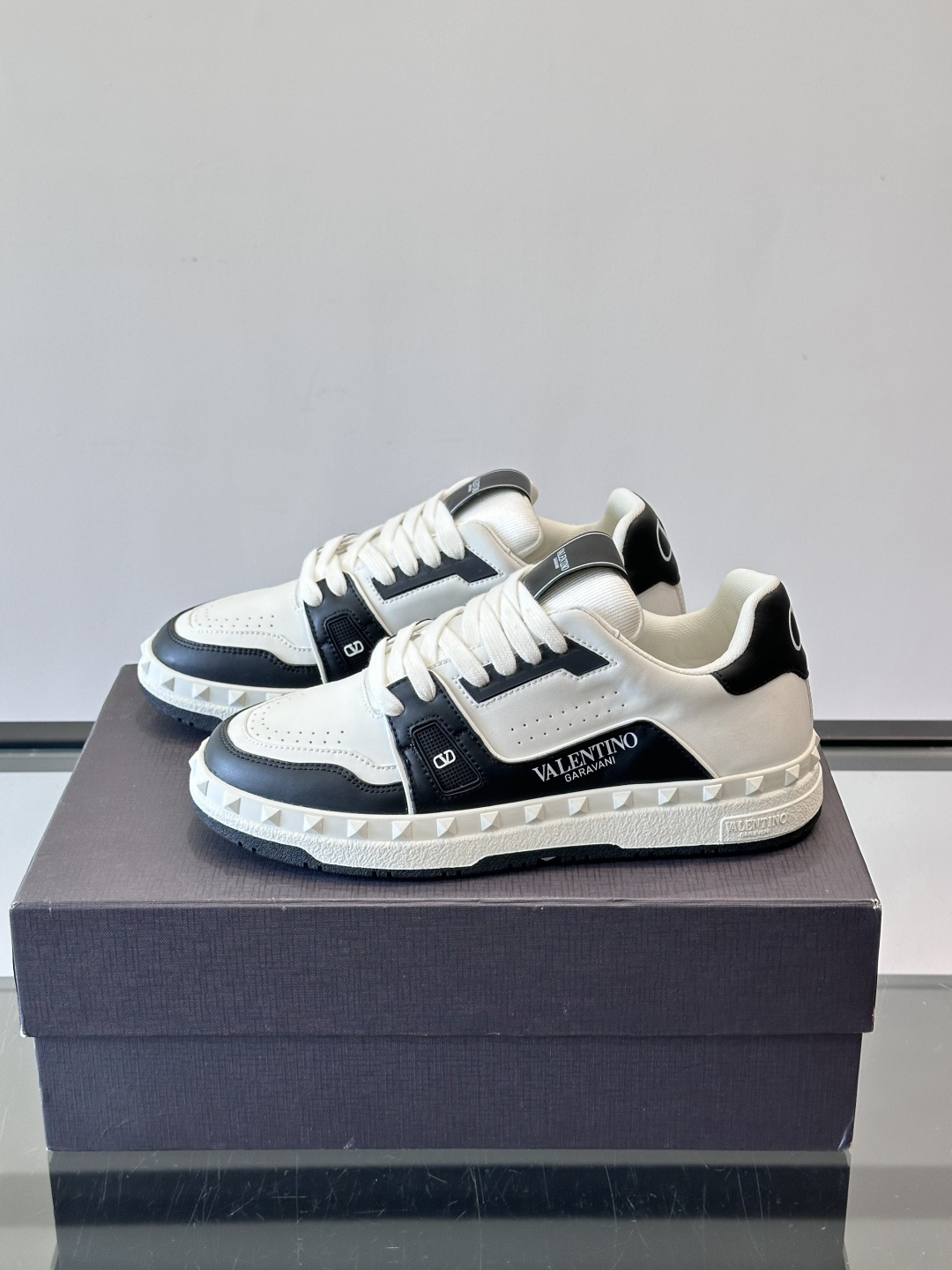 Valentin* 华伦男士低帮小牛皮运动鞋- 小牛皮材质打造-经典铆钉装饰鞋面- 橡胶鞋底，装饰浅浮雕