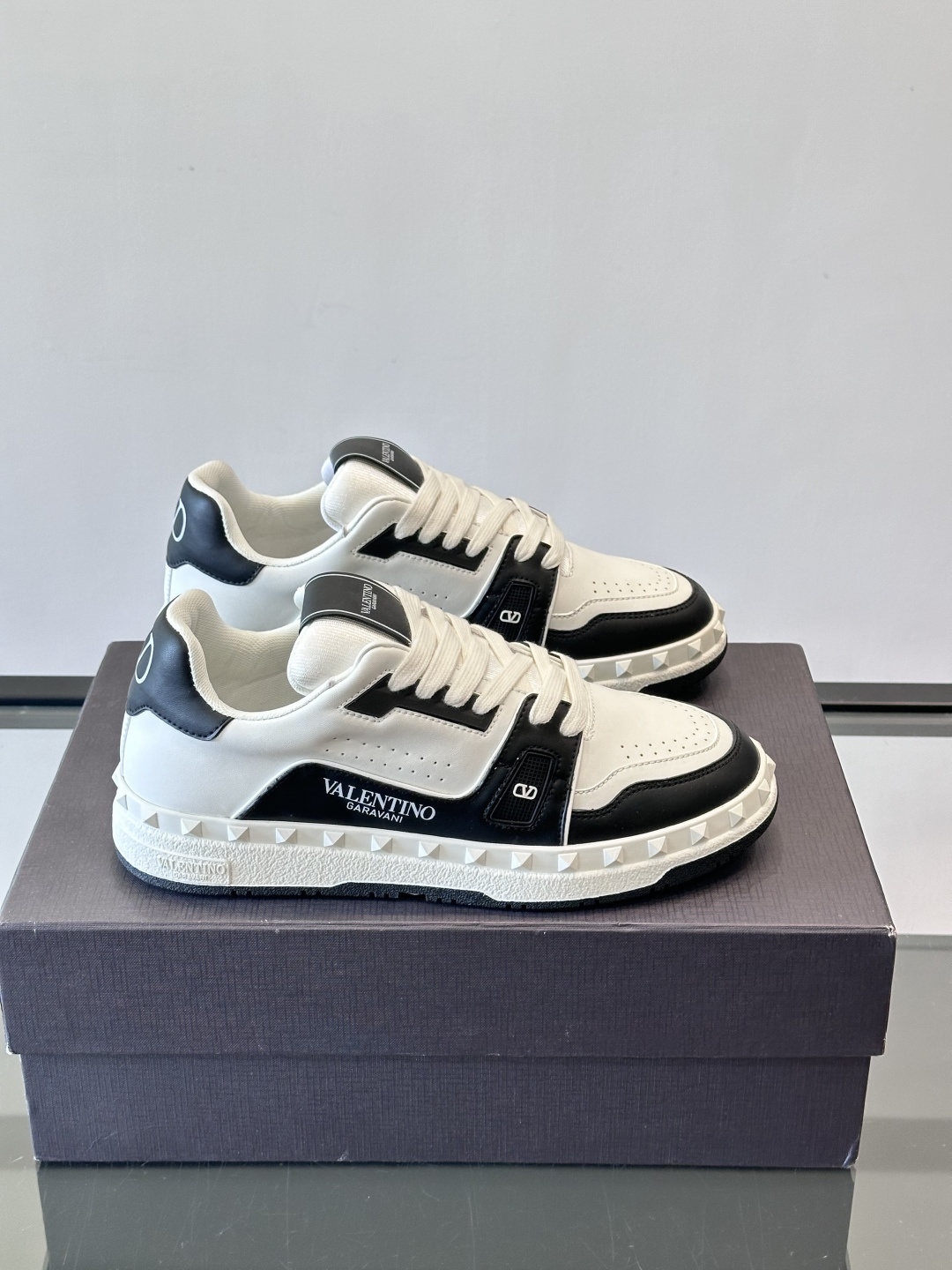 Valentin* 华伦男士低帮小牛皮运动鞋- 小牛皮材质打造-经典铆钉装饰鞋面- 橡胶鞋底，装饰浅浮雕