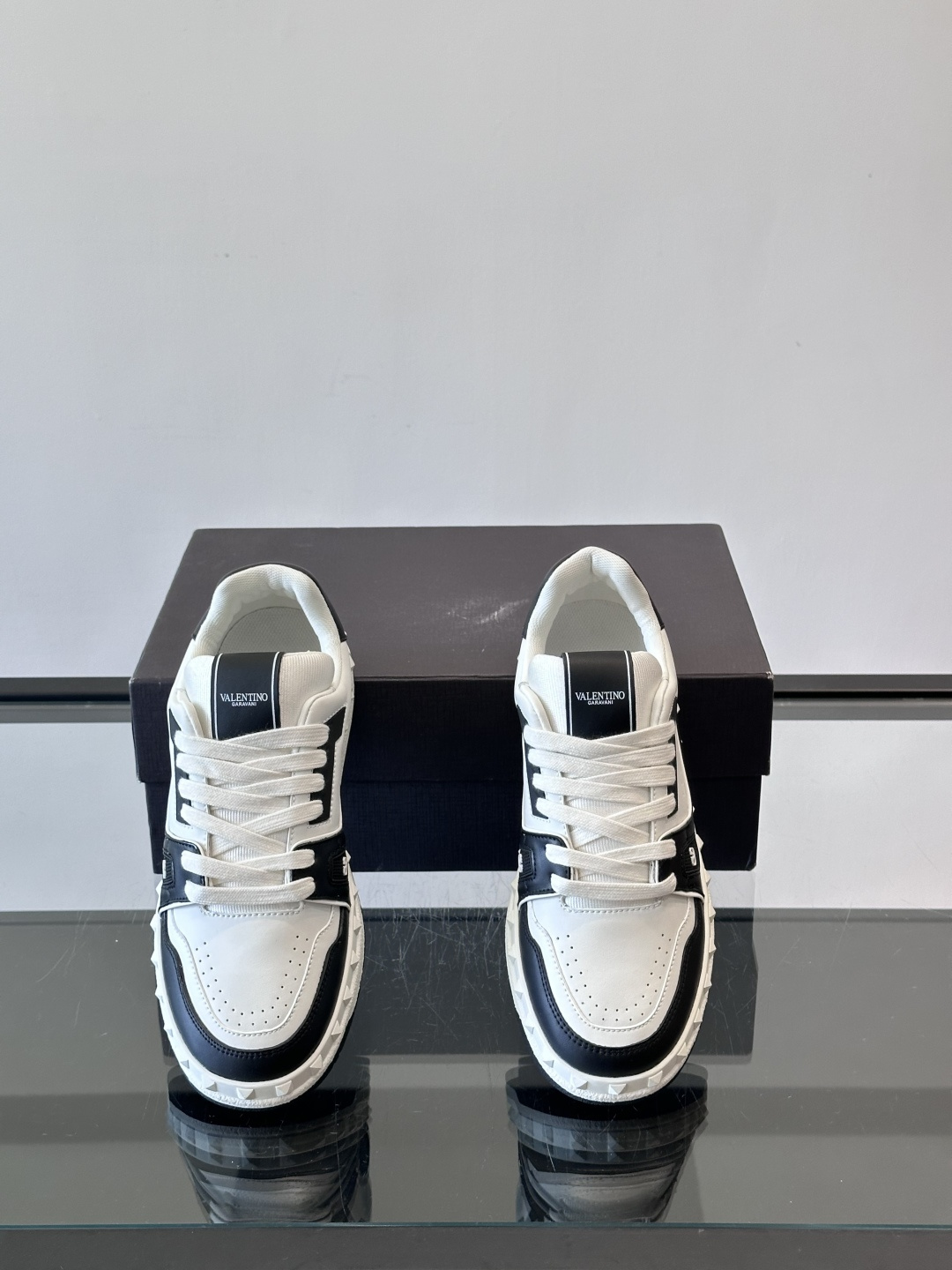 Valentin* 华伦男士低帮小牛皮运动鞋- 小牛皮材质打造-经典铆钉装饰鞋面- 橡胶鞋底，装饰浅浮雕