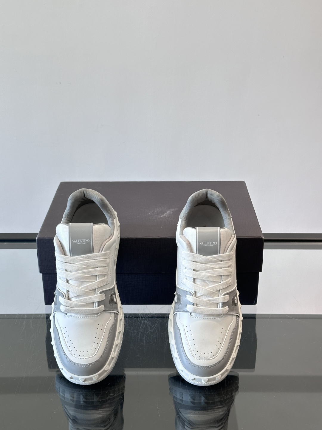 Valentin* 华伦男士低帮小牛皮运动鞋- 小牛皮材质打造-经典铆钉装饰鞋面- 橡胶鞋底，装饰浅浮雕