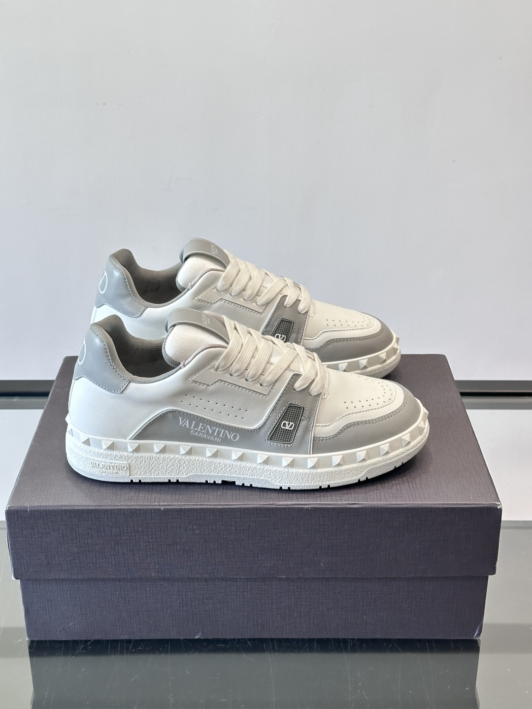 Valentin* 华伦男士低帮小牛皮运动鞋- 小牛皮材质打造-经典铆钉装饰鞋面- 橡胶鞋底，装饰浅浮雕