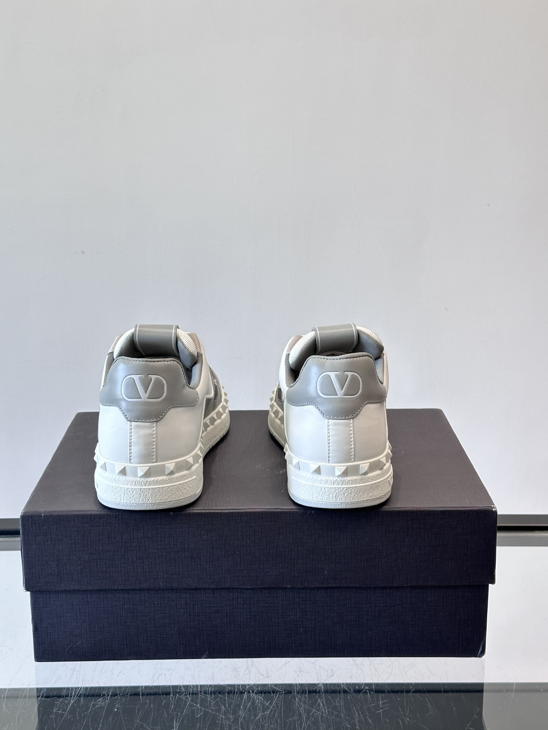 Valentin* 华伦男士低帮小牛皮运动鞋- 小牛皮材质打造-经典铆钉装饰鞋面- 橡胶鞋底，装饰浅浮雕