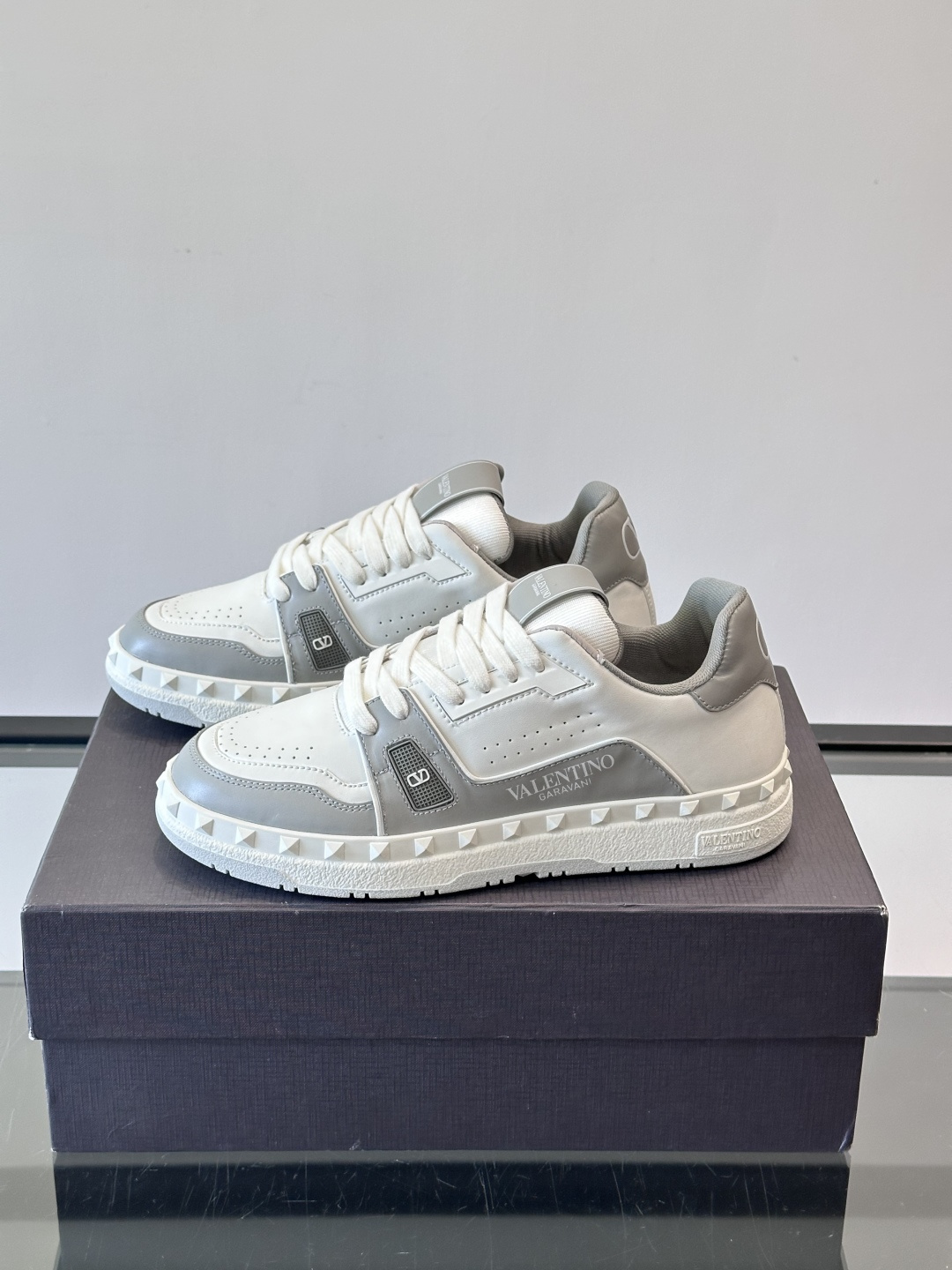 Valentin* 华伦男士低帮小牛皮运动鞋- 小牛皮材质打造-经典铆钉装饰鞋面- 橡胶鞋底，装饰浅浮雕