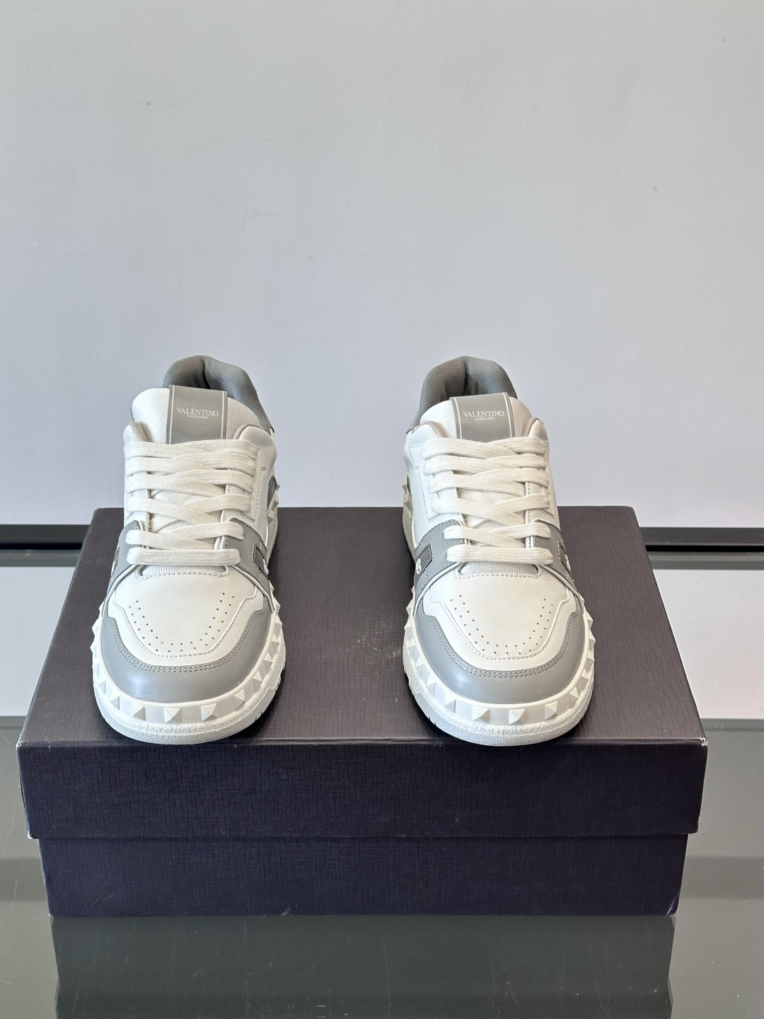 Valentin* 华伦男士低帮小牛皮运动鞋- 小牛皮材质打造-经典铆钉装饰鞋面- 橡胶鞋底，装饰浅浮雕